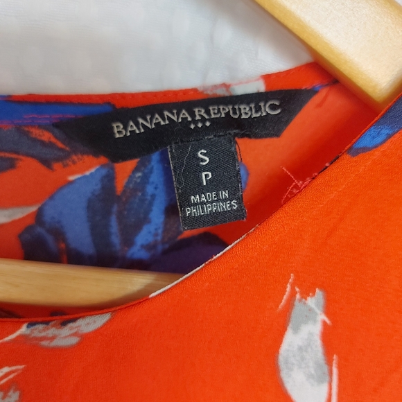 Banana republic red floral blouse - Picture 8 of 9